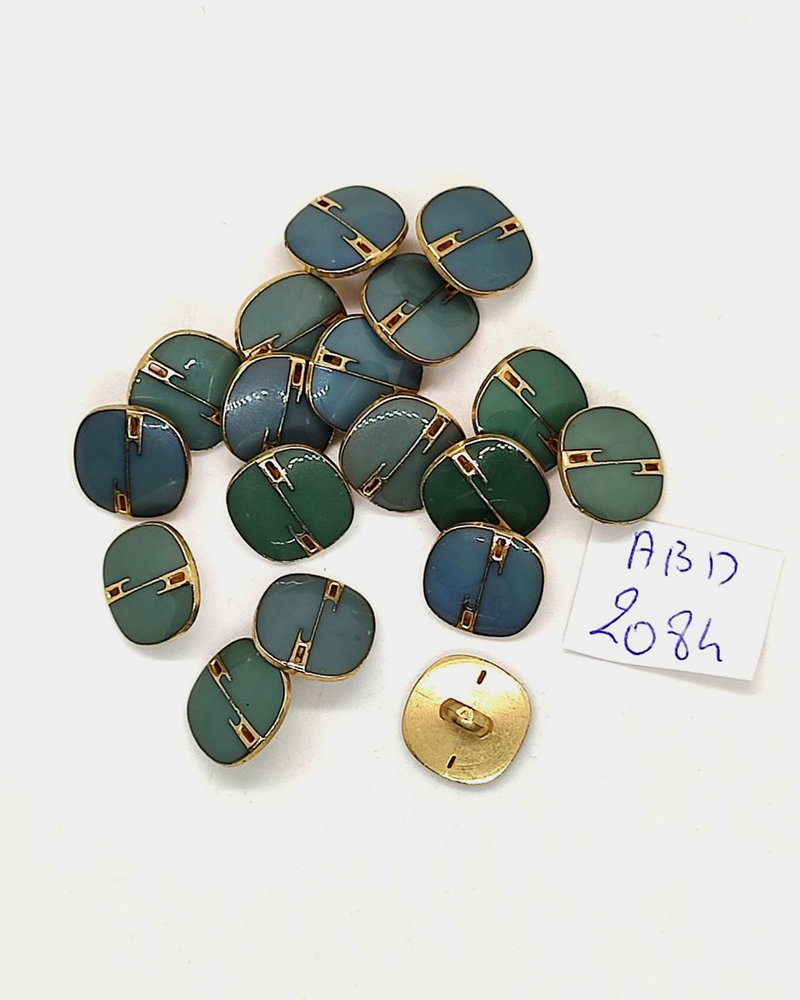 Avec leur style vintage affirmé, ces boutons en résine apporteront la touche finale à vos cousettes estivales ☀️. Une pépite dénichée sur la mercerie Vive les Boutons (qui porte merveilleusement bien son nom) ❤️