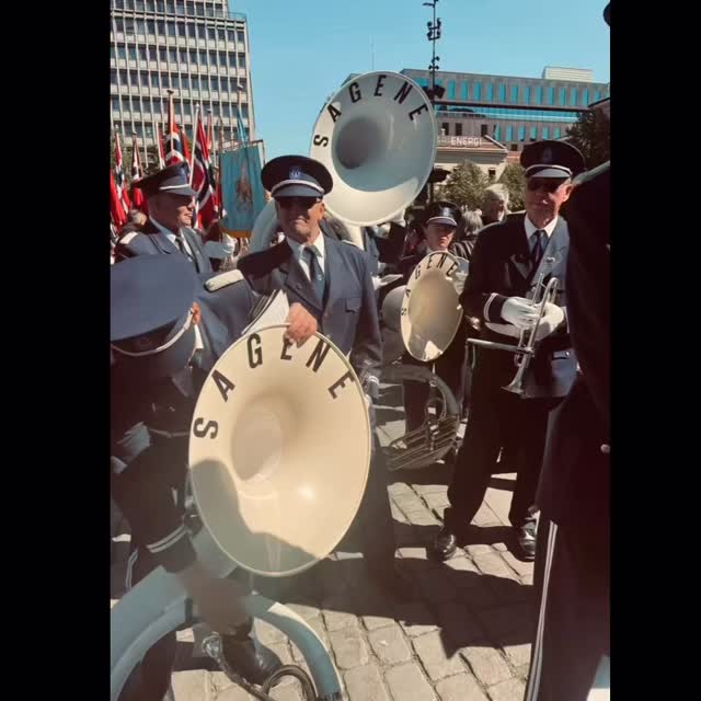 Throw back på de siste årene med 16. og 17.mai-moro her på Billie’s og på privaten.. ❤️🤍💙 Alltid god stemning dagen før dagen i butikken, masse gode 17.mai-retter i disken og bestillinger opp etter øra! 😅🇳🇴 Og hva hadde 17.mai feiringen vært uten musikkorpsene, det blir ingen magi uten dem! Vi har masse digge 17.mai-retter nå som kan bestilles online eller i butikk, så sjekk link i bio🌸 Gleder oss til feiringen🥳