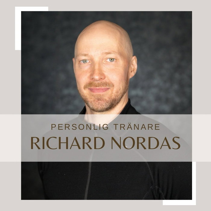 Vi vill stolta presentera vårt senaste tillskott i PT teamet: Richard Nordas 🤩
Här kommer en liten presentation från Richard:
Personlig träning som ger resultat – med över 25 års erfarenhet och kunskap som fungerar i praktiken.
Vill du gå ner i vikt, bygga muskler, förbättra din prestation eller skapa en hållbar och hälsosam livsstil? Oavsett om du är idrottare eller motionär hjälper jag dig att nå dina mål med personlig träning som är anpassad efter just dina förutsättningar.
Med över 25 års erfarenhet av träning, universitetsutbildning inom träning och ett livslångt engagemang för hälsa och välmående erbjuder jag mer än bara träningsprogram. Du får beprövade träningshacks, konkreta kostråd och strategier som hjälper dig att äta rätt, träna smartare och hitta den inre motivation som krävs för att lyckas.
Jag har själv levt den livsstil jag lär ut och samlat på mig kunskap som fungerar i verkligheten. Därför vet jag att resultat inte kommer av slumpen. De kräver förändring, engagemang och ibland uppoffringar. Med rätt stöd, struktur och vägledning blir processen både effektiv och hållbar.
Jag hjälper dig oavsett om du:
- vill göra en livsstilsförändring,
- har stagnerat i din träning,
- vill tappa kilon,
- bygga muskler,
- eller ta din prestation till nästa nivå.
Tillsammans skapar vi en plan som passar din vardag och leder till resultat som håller över tid.
Är du redo att investera i dig själv och bli starkare, friskare och mer motiverad än någonsin?
Önskar ni boka tid, kan ni mejla direkt axfys.aland@gmail.com eller kontakta receptionen 😍
#personligträning