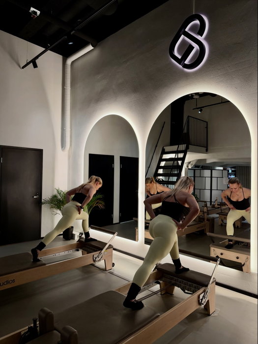 Du har väl inte missat att vi söker ett team av instruktörer till vår Pilates Reformer studio som öppnar under sen hösten/slutet av året? Ansökningarna trillar in och nästa kanske är din? 🥰
Ansökningstiden är öppen till 30.5 så vad väntar du på, ta kontakt med ett fritt formulerat brev till administration@traningsverket.fi och berätta om dig själv! 🤍
Behöver man ha tidigare erfarenhet av reformer pilates? NEJ, det räcker att du är intresserad och framför allt har ett intresse till att leda en hel grupp genom ett pass och ge dom den bästa upplevelsen man kan få av träning 🫶
Vi kommer att tillsammans resa till Helsingfors 5 gånger under sommaren/hösten de gånger vi har närstudier, utbildningen tar ca 6 månader i sin helhet.
Hoppas just DU skickar in en ansökan, vi ser framemot detta tillsammans med er! ❤️