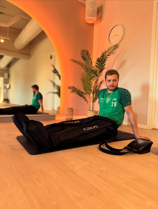NYHET! 🤍
Har du funderat på hur du ger din kropp och dina ben rätt återhämtning efter ett hårt pass? Här har du svaret ⬇️
Recovery boots med kompression hjälper kroppen att återhämta sig snabbare efter träning eller långa dagar med belastning. Genom att skapa ett rytmiskt tryck runt benen stimuleras blodcirkulationen och lymfflödet, vilket kan minska svullnad, trötthet och stelhet i musklerna.
Du kan boka en behandling på 20,30 eller 40min, beroende på syftet.
Hör av dig till camilla@traningsverket.fi vid bokning eller frågor! 🌸