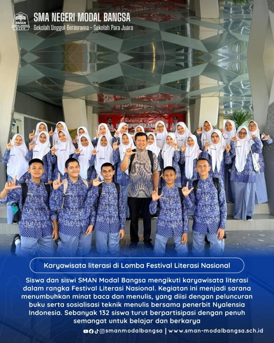 Siswa dan siswi SMAN Modal Bangsa mengikuti kegiatan karyawisata literasi dalam 