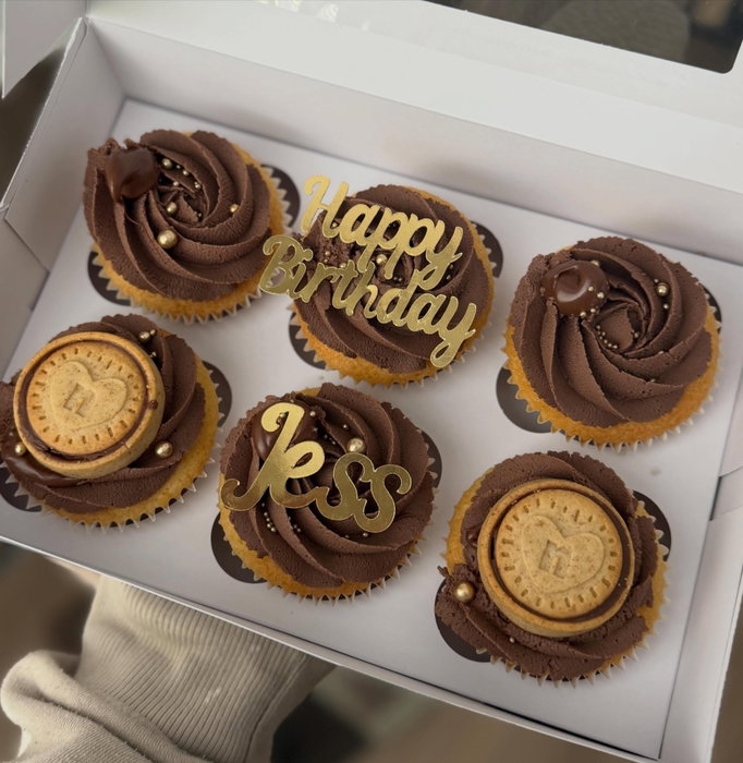 Nutella cupcakes with birthday toppers 🤎✨

I am now back from my holiday and should have replied to all messages. If I have missed you please pop me another message and I’ll get back to you ASAP💖

My diary is open for the next few months now so if you are wanting to book in over summer please get in touch and get booked in now to avoid disappointment🥰